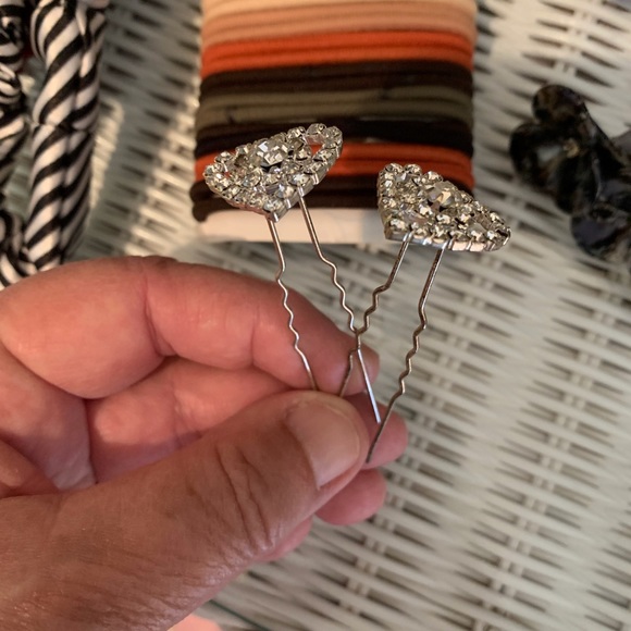 SOLD Hair accessories - Picture 6 of 9